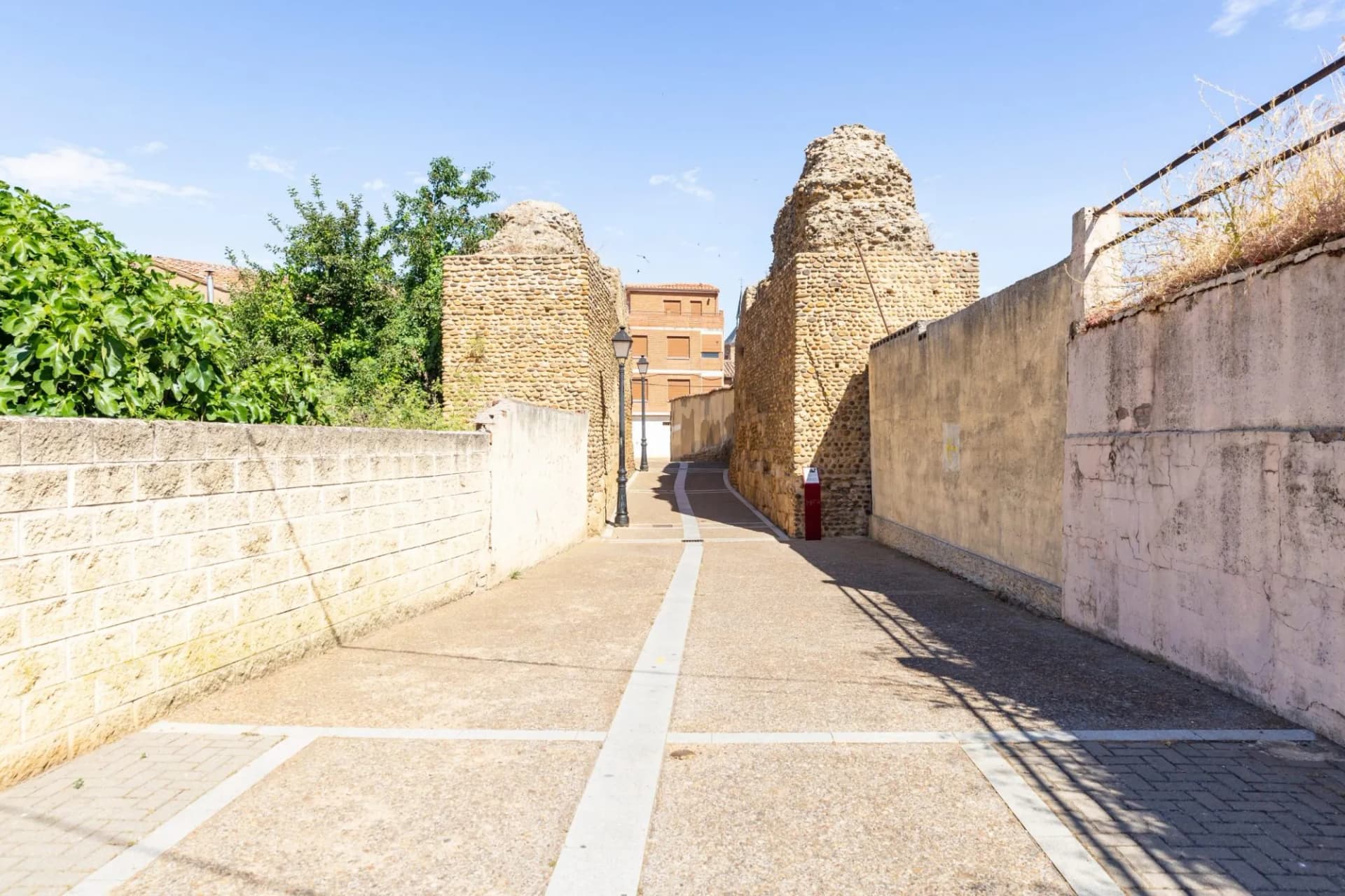 Santiago Gate in Mansilla de las Mulas, province of León, Castile and Leon, Spain