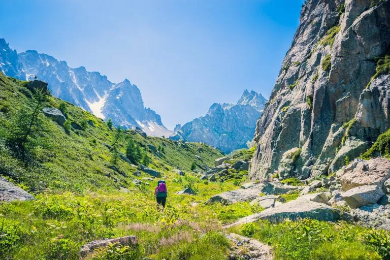 Walking up to the fenetre darpette